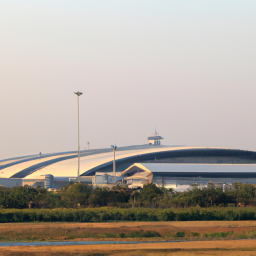 נוף פנורמי של הארכיטקטורה החיצונית המפוארת של נמל התעופה סוברנבומי